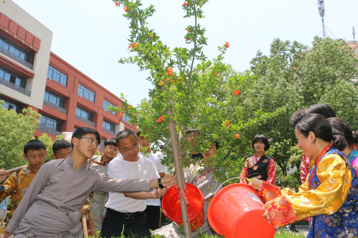 1.储军和汉藏学生一起浇灌石榴树