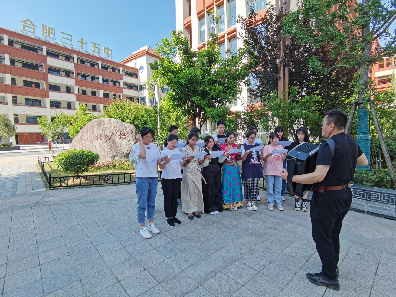 学生们在石榴树下唱校歌