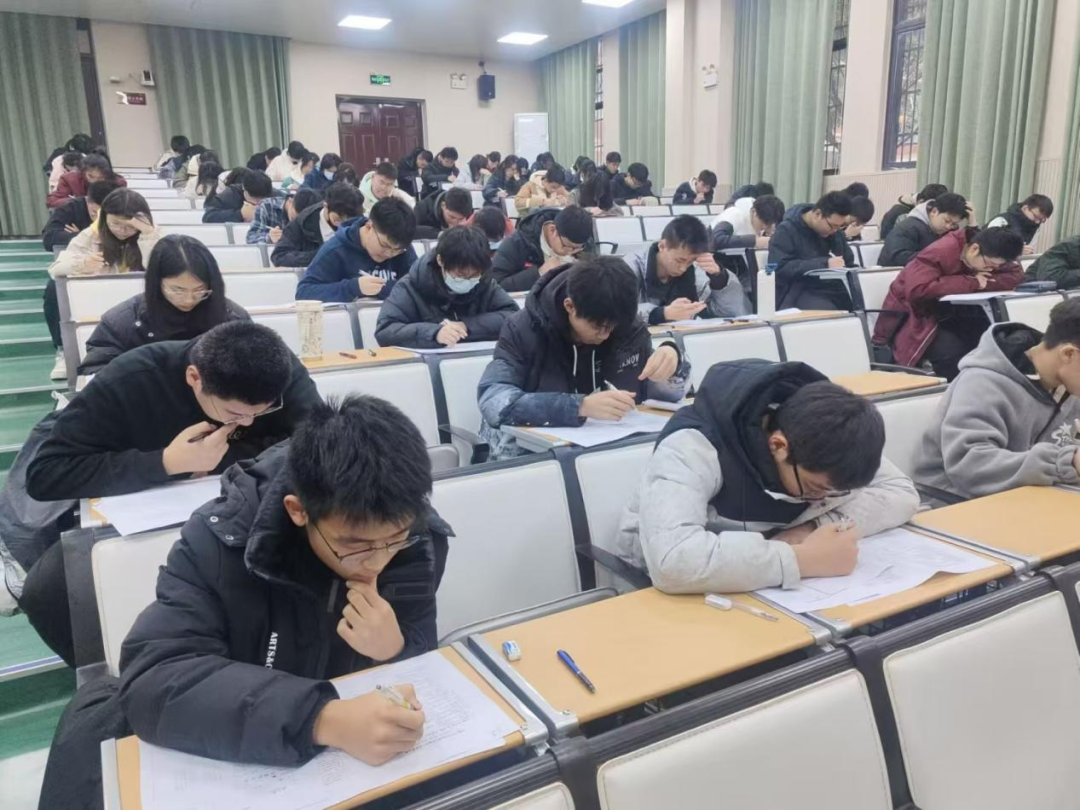 会议室里的人们 AI 生成的内容可能不正确。