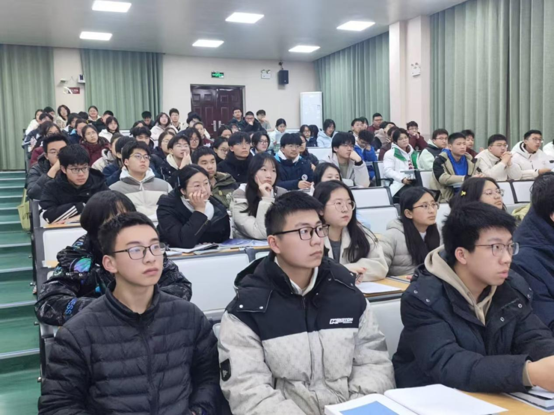 会议室里的人们 AI 生成的内容可能不正确。