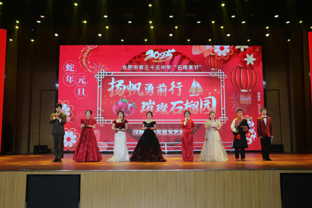 一群人在台上表演的人倒一边的照片 AI 生成的内容可能不正确。