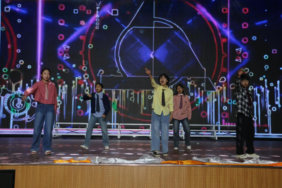舞台上有人在表演 AI 生成的内容可能不正确。