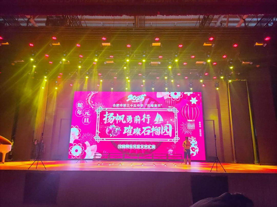 夜晚亮着灯的招牌 AI 生成的内容可能不正确。
