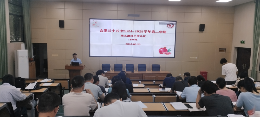 会议室里的人们 AI 生成的内容可能不正确。