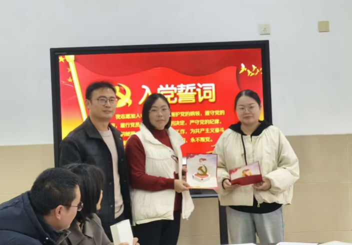 男人们站在一起 AI 生成的内容可能不正确。