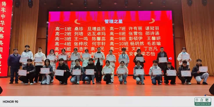 图片包含 游戏机, 一群, 站, 男人 AI 生成的内容可能不正确。