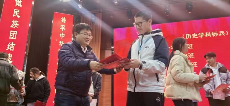 几个人在商店里 AI 生成的内容可能不正确。