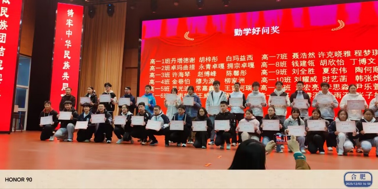 人们在看台上的人和观众 AI 生成的内容可能不正确。