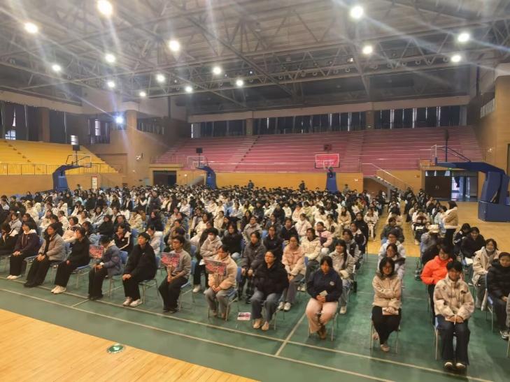 大厅里的人群 AI 生成的内容可能不正确。