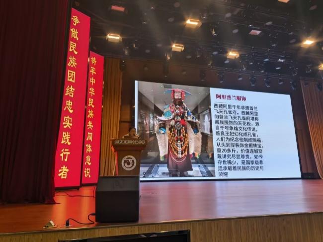 桌子上的广告单倒一边的照片 AI 生成的内容可能不正确。