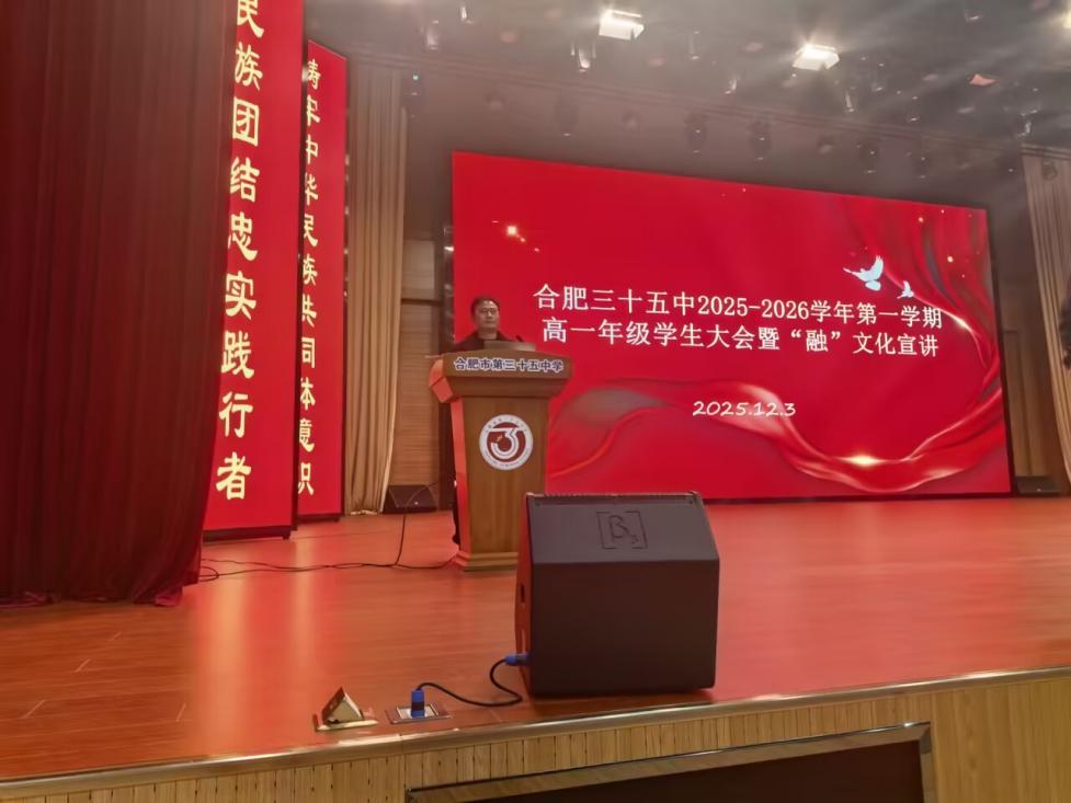 桌子上放满了不同类型的海报 AI 生成的内容可能不正确。