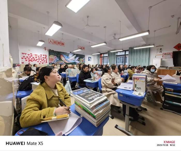 一群人在厨房里工作

AI 生成的内容可能不正确。