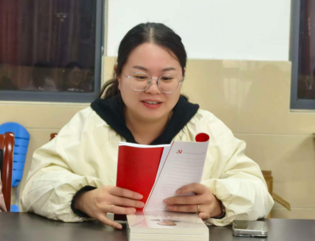 女人拿着杯子 AI 生成的内容可能不正确。