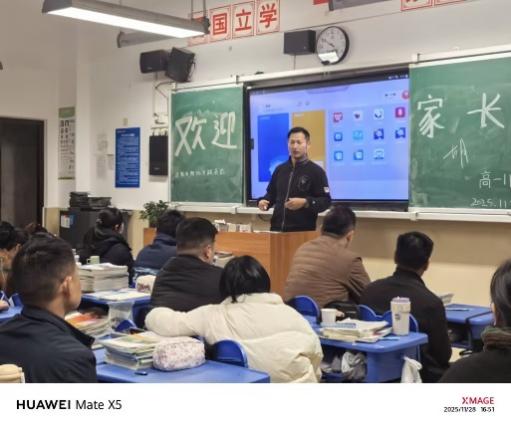 一群人坐在电脑前

AI 生成的内容可能不正确。