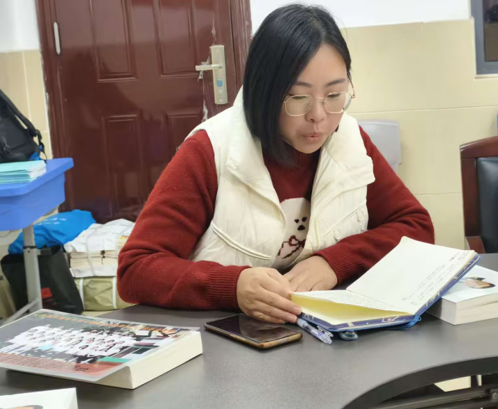 桌子上放着笔记本电脑的女人 AI 生成的内容可能不正确。