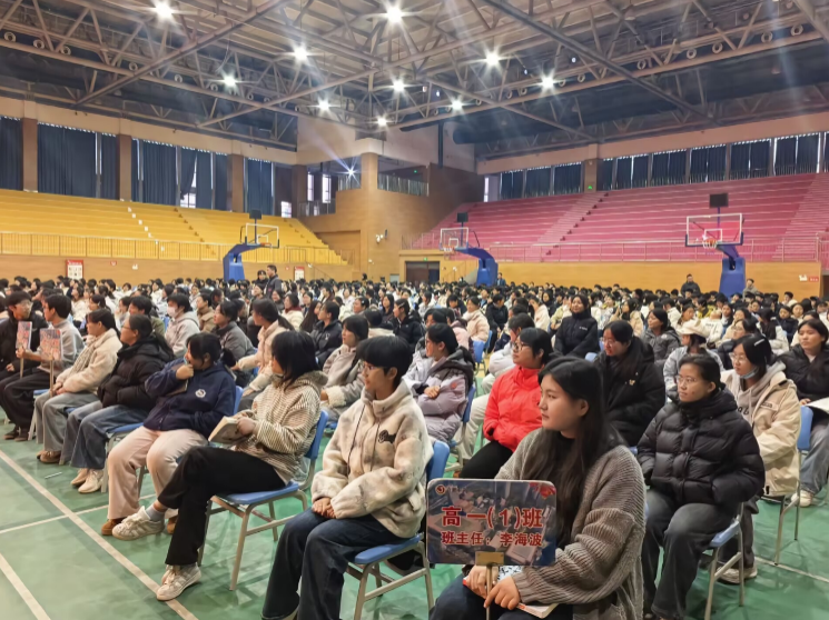 人们在看台上的人群 AI 生成的内容可能不正确。