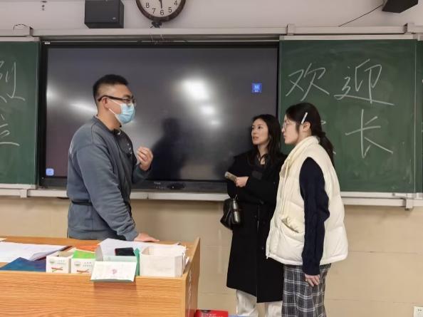 一群人站在柜台前

AI 生成的内容可能不正确。