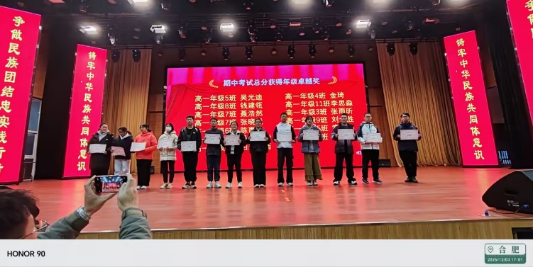 图片包含 室内, 游戏机, 桌子, 礼堂 AI 生成的内容可能不正确。