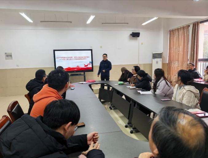 会议室里的人们

AI 生成的内容可能不正确。