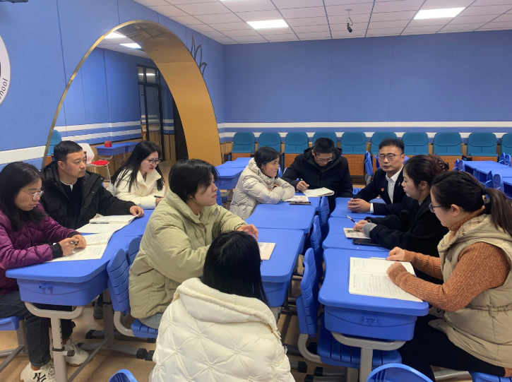 一群人在开会

AI 生成的内容可能不正确。