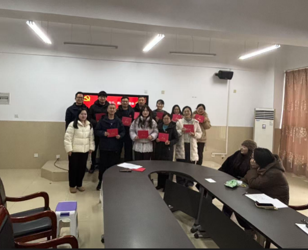 桌子上有许多人在房间里

AI 生成的内容可能不正确。