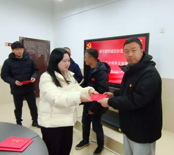 一群男人和女人站在房间里

AI 生成的内容可能不正确。