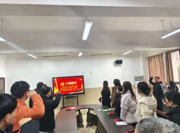 会议室里的人们

AI 生成的内容可能不正确。