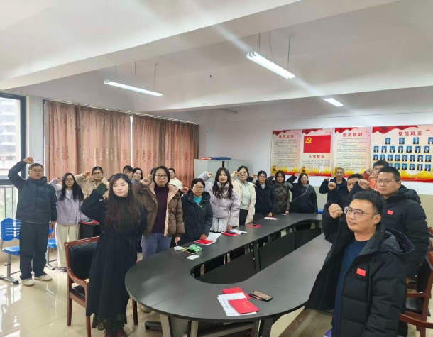 会议室里的人们

AI 生成的内容可能不正确。