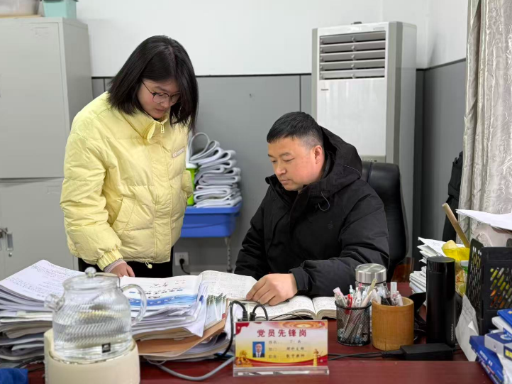 图片包含 人, 桌子, 室内, 女人

AI 生成的内容可能不正确。