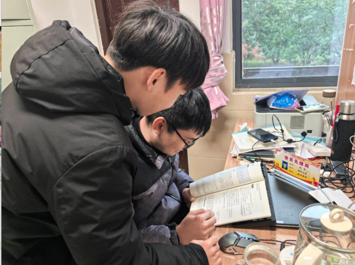 男孩看着桌子上的电脑

AI 生成的内容可能不正确。