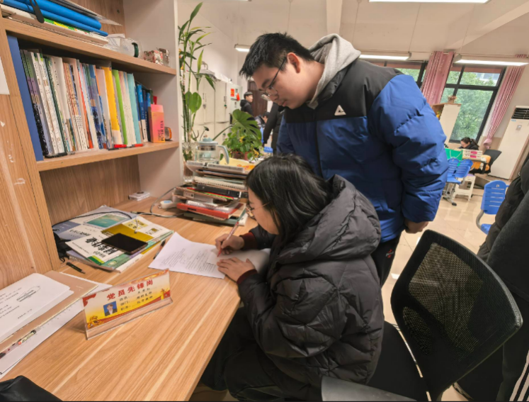 男人拿着笔记本电脑

AI 生成的内容可能不正确。