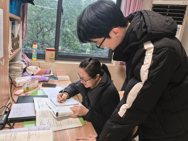 图片包含 人, 男人, 桌子, 笔记本

AI 生成的内容可能不正确。