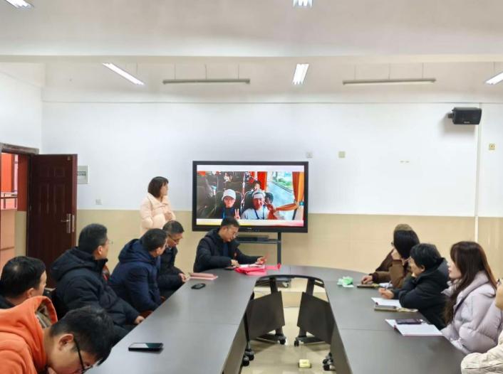 会议室里的人们

AI 生成的内容可能不正确。