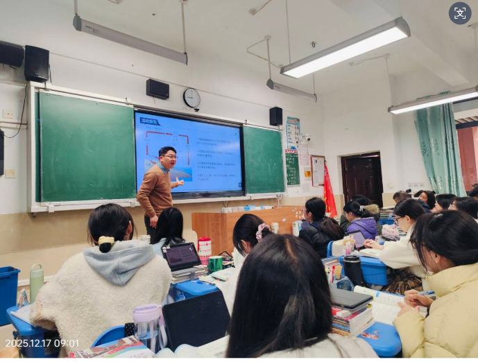 人们在看台上的人在房间里

AI 生成的内容可能不正确。