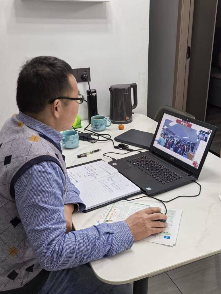 桌子上放着笔记本电脑的男孩

AI 生成的内容可能不正确。