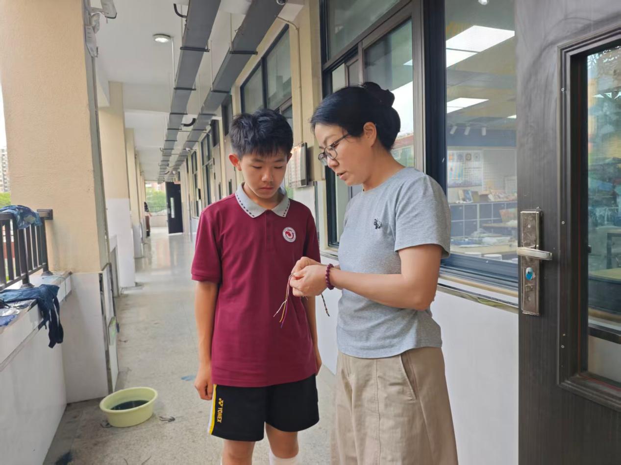 张楠编织五彩绳